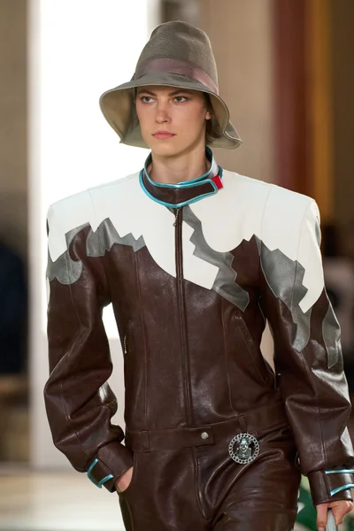 Look 10